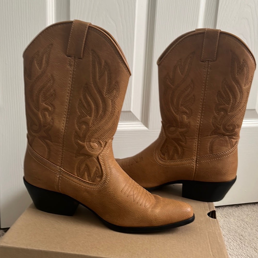 Women cowboy boots size 9. Brown and very good condition. Almost like new.